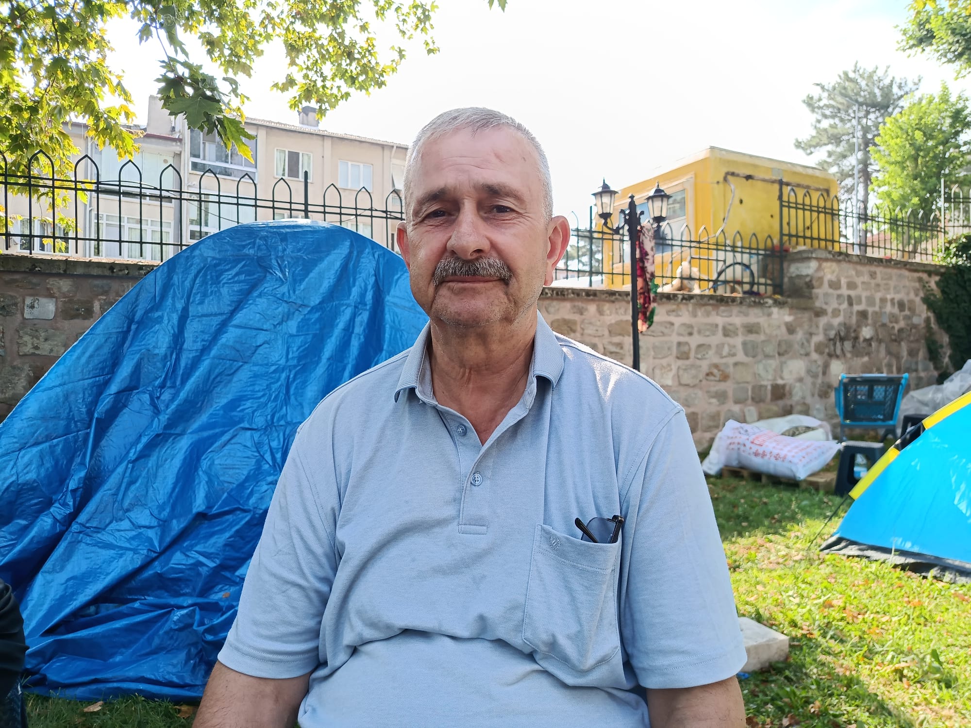 Tarihi Kırkpınar Yağlı Güreşleri için Türkiye'nin dört bir yanından Edirne'ye gelen ve otellerde yer bulamayan güreş sevdalıları, Selimiye Camisi çevresinde kurdukları çadırlarda Kırkpınar ruhunu ve dostluk bağlarını yaşatıyor.